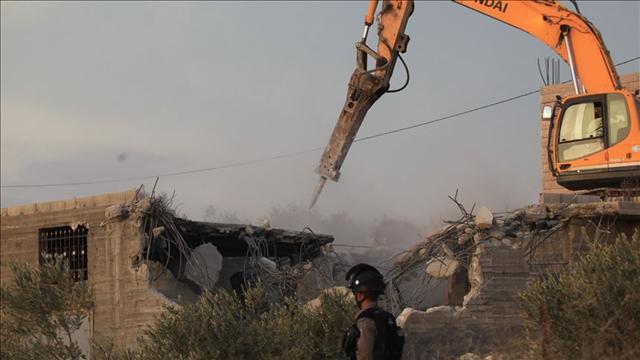Imagen que muestra maquinarias derrumbando casas Palestinas